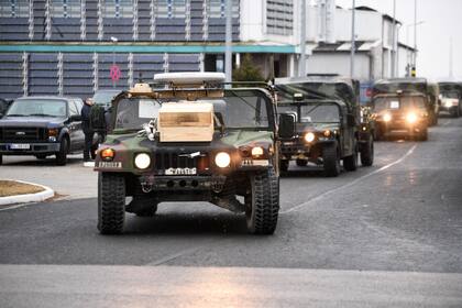 Los vehículos de la 82ª División Aerotransportada del Ejército de los Estados Unidos salen del aeropuerto de Jasionka cerca de Rzeszow, Polonia, el 06 de febrero de 2022. 