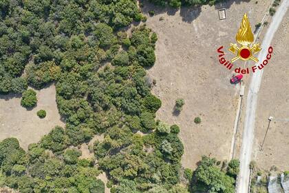 Los vehículos de los bomberos dedicados a la investigación de Viviana Parisi y su hijo Gioele, en Caronia, cerca de Messina, Sicilia, donde se encontró el cuerpo sin vida de Viviana