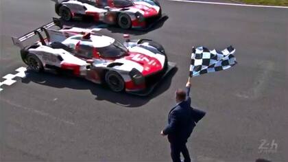 Los vehículos de Toyota cruzan juntos la meta en el triunfo de José María López en Le Mans