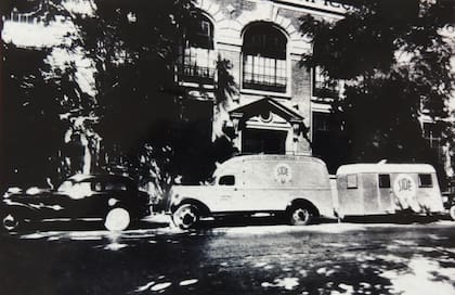 Los vehículos de traslado de equipos de filmación frente a la productora