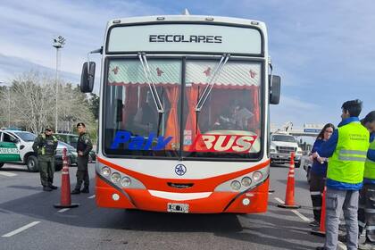 Los vehículos, en los que había bombos y banderas, carecían de seguros, matafuegos, tenían neumáticos en malas condiciones y no estaban habilitados para transportar mayores de edad