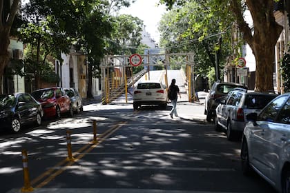 Los vehículos estacionan en el ingreso cerrado del puente Soler, que une Palermo con Colegiales