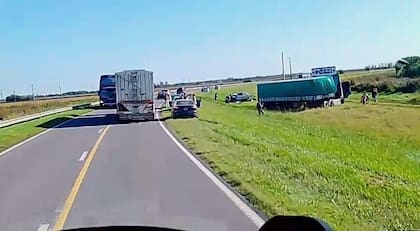 Los vehículos implicados en el siniestro mortal en la Ruta Nacional 34, en Santa Fe, quedaron sobre la banquina parquizada