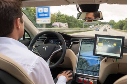 Los vehículos Tesla cuentan con la opción de piloto automático