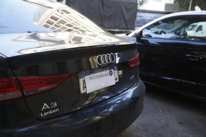 Estar estacionado, detenido o incluso circular sin placas de dominio implica la quita de 10 puntos del scoring.