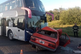 Un auto quisó pasar a un camión y chocó con un colectivo: murió una pareja y su hijo de 10 años está grave