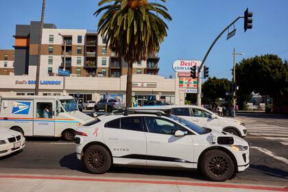 Los vehículos Waymo, que dependen de una serie de cámaras y sensores, ya fueron autorizados para operar viajes comerciales en Los Ángeles.