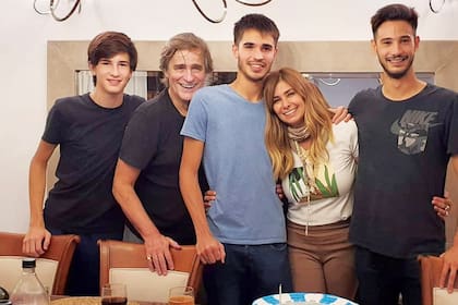 Los Velcoff-Andino en 2021, durante el cumpleaños de Tomás; de izquierda a derecha: Salvador, Marcelo Velcoff, Tomás, Marisa y Juani. 