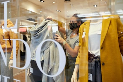 Los vendedores y responsables de los locales de indumentaria, como Ivana Capó, alistan las prendas para convencer a los consumidores en el Mendoza Plaza Shopping.