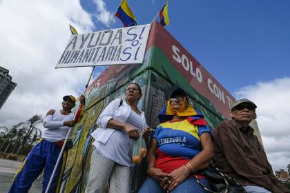 Los venezolanos exigen ayuda dentro del país y en las localidades fronterizas con Colombia y Brasil