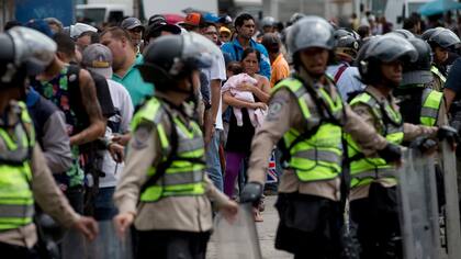 Los venezolanos pasan en promedio ocho horas por semana haciendo filas para conseguir alimentos, medicina, combustibles u otros artículos de primera necesidad