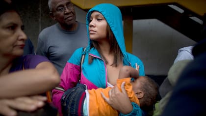 Los venezolanos pasan en promedio ocho horas por semana haciendo filas para conseguir alimentos, medicina, combustibles u otros artículos de primera necesidad