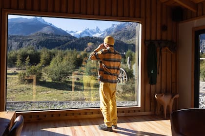 Los ventanales de salón principal dejan ver la cadena de cerros y sus picos nevados