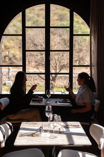 Los ventanales de vidrio repartido conectan el restaurante con el espléndido parque