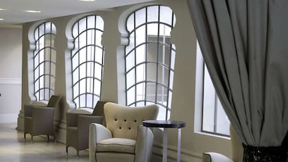 Los ventanales originales conviven con el mobiliario moderno