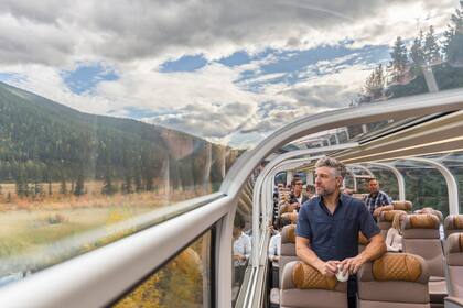 Los ventanales panorámicos de techo a piso del Rocky Mountaineer son una de sus postales más conocidas.