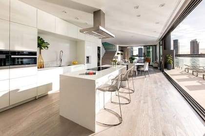 Los ventanales que van desde el piso hasta el techo hacen que la casa sea muy luminosa