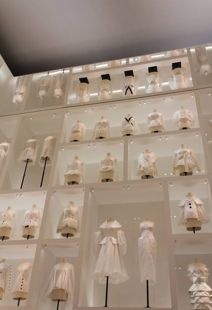 Los vestidos creados por Christian Dior se presentaron en la exposición parisina «Christian Dior: Designer of Dreams» del Museo de Artes Decorativas que usaron para ambientar la serie