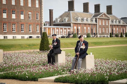 Los veteranos de Normandía, en el "Jardín del Día D Revisitado"; diseñado por John Everiss Design.