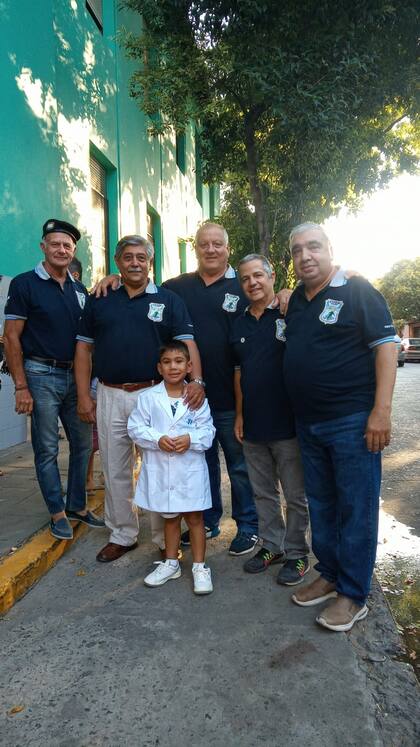 Los veteranos de Vicente López escoltaron a Agustín en su primer día de clases