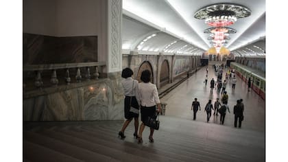 Los viajeros caminan hacia una plataforma del metro de Pyongyang