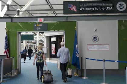 Los viajeros deben declarar ciertos importes de dinero cuando atraviesan los controles de los aeropuertos de EE.UU:
