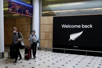 Los viajeros deben pasar una cuarentena en un hotel, algo que los famosos han evitado con permisos especiales