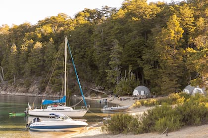 Los viajeros llegan a Piedras Blancas en embarcaciones propias o alquiladas.
