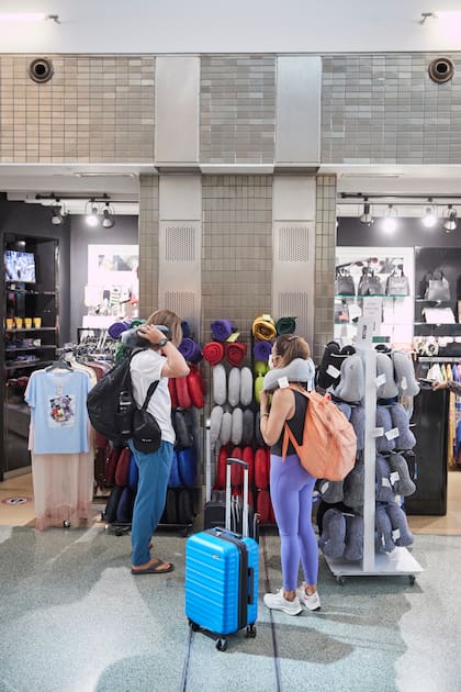 Los viajeros prueban almohadas para el cuello en el aeropuerto internacional John F. Kennedy de Nueva York. (Gus Powell/The New York Times)