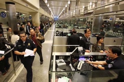 Los viajeros pueden ser conducidos a interrogatorios adicionales al llegar a Estados Unidos