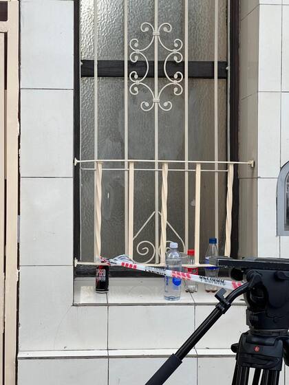 Los "viajeros" que dejan los clientes del boliche en la ventana del Centro de Rehabilitación