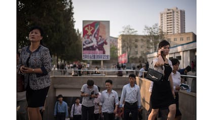 Los viajeros salen del metro de Pyongyang