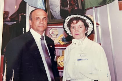 Los viajes eran una tarea compartida. Iban con su padre, su madre y sus hermanos, turnándose según la ocasión. Luis Giannandrea e Hilda Jones, mis padres, en una de las primeras exposiciones para mostrar los productos patagónicos en1997