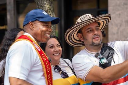 Los viajes internacionales del alcalde implicaron gastos públicos, ya que viajó acompañado por una delegación que varió en tamaño