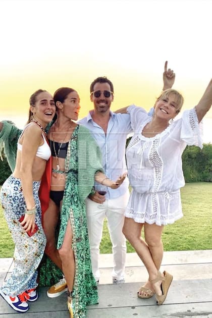 Los Viale Tinayre pasaron la Navidad con Mirtha en Buenos Aires y enseguida volaron a Punta en un avión charteado. Ya en Uruguay, Marcela inauguró el año con esta foto, en la que se la ve junto a sus dos hijos mayores, Nacho y Juana, y "Ambarina", su adorada nieta mayor.