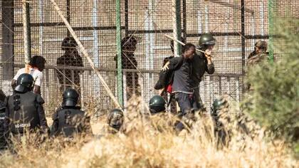 Los videos muestran empujones por parte de las autoridades contra los migrantes