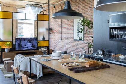 Los vidrios de color al estilo de los antiguos son una referencia a los conventillos de la zona