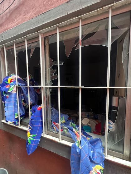 Los vidrios de la ventana volaron con la explosión (gentileza familia Jesica Coria)