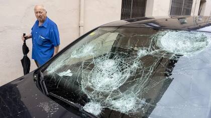 Los vidrios de muchos vehículos quedaron destrozados por la granizada en Girona