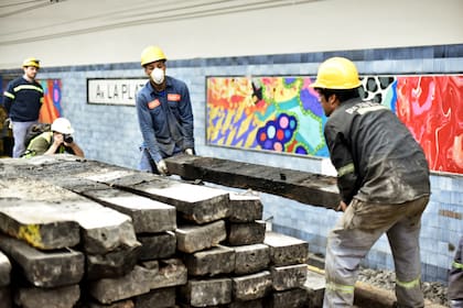 Los viejos durmientes, que ya fueron retirados, se apilan para retirarlos de los túneles