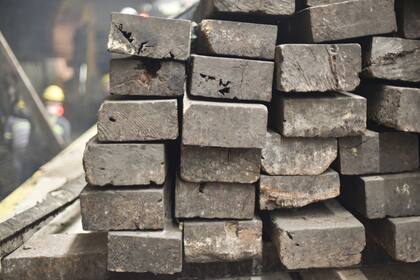 Los viejos durmientes se retiran en forma manual y son reemplazados por bases de hormigón con las vías ya ensambladas