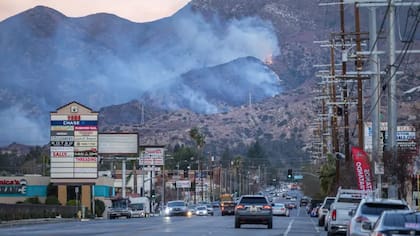 Los vientos de Santa Ana son secos, por lo que absorven la humedad de la vegetación y hacen que los incendios forestales se propaguen más rápido