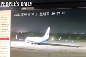 Video: una impresionante tormenta arrastró los aviones en China