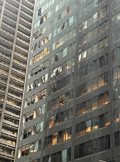 Los vientos huracanados rompieron ventanas de varios edificios y rascacielos de Houston