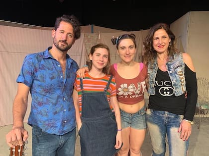 Los viernes a las 20, Laura está en La pilarcita en El camarín de las musas.