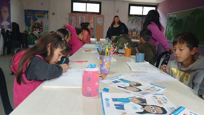 Los viernes, en el centro que dirige Estela, funcionan espacios de alfabetización para los chicos que no están escolarizados
