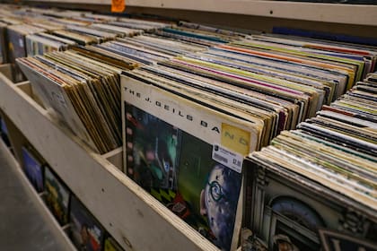 Los vinilos originales de álbumes emblemáticos, grabaciones raras y los clásicos son altamente valorados en el mercado
