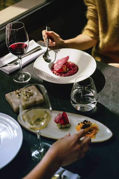 Los vinos de la bodega Yacoraite pueden degustarse acompañados por los platos de Florencia Rodríguez, del premiado restaurante El Nuevo Progreso, en TIlcara.