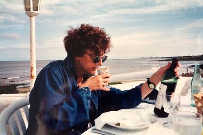 "Los vinos que me gustan son aquellos que me cuentan un viaje", decía Checa, que vivió en Francia, la India, Finlandia, Argelia y otros países