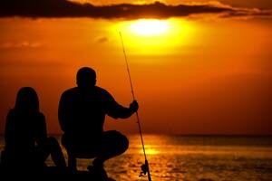 Los vio concentrados y se acercó a preguntar: "¿Hay pesca?"